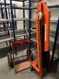 1#89310 Arredi da ufficio e Autocarro Nissan Maxity e Attrezzatura termoidraulica