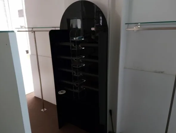2#7994 Arredi e accessori per negozio