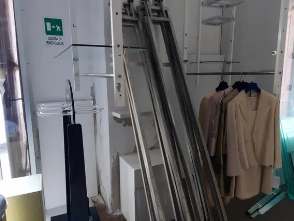 2#7994 Arredi e accessori per negozio