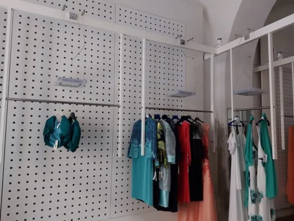 2#7994 Arredi e accessori per negozio