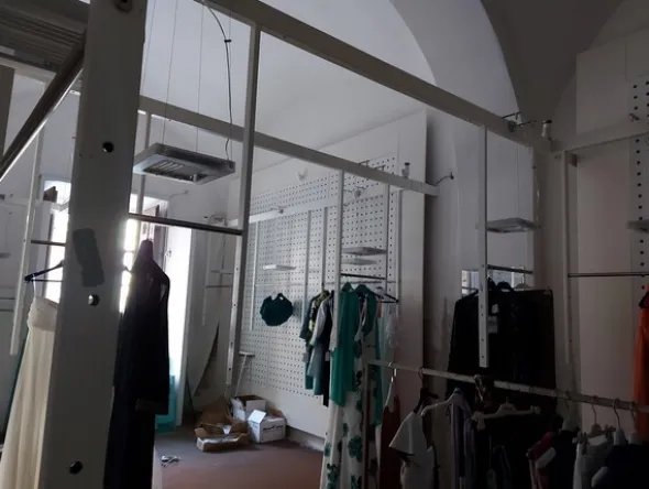 2#7994 Arredi e accessori per negozio