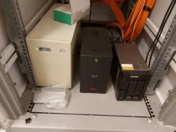 8#7899 Arredi e attrezzature elettroniche ufficio