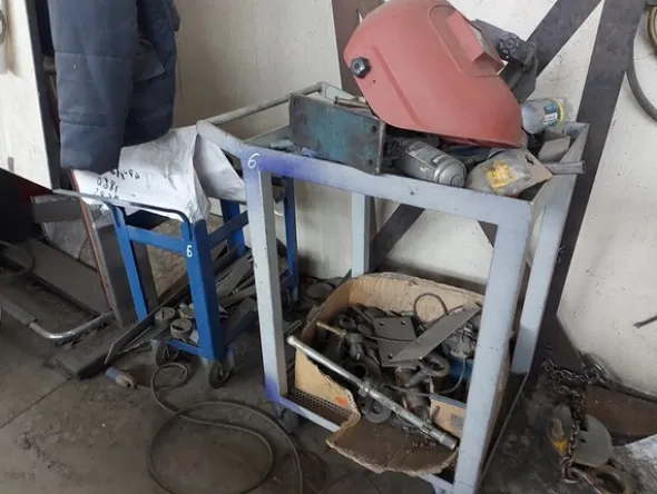 3#7049 Arredi e attrezzature per officina e ufficio
