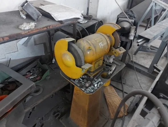 3#7049 Arredi e attrezzature per officina e ufficio