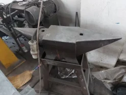 3#7049 Arredi e attrezzature per officina e ufficio