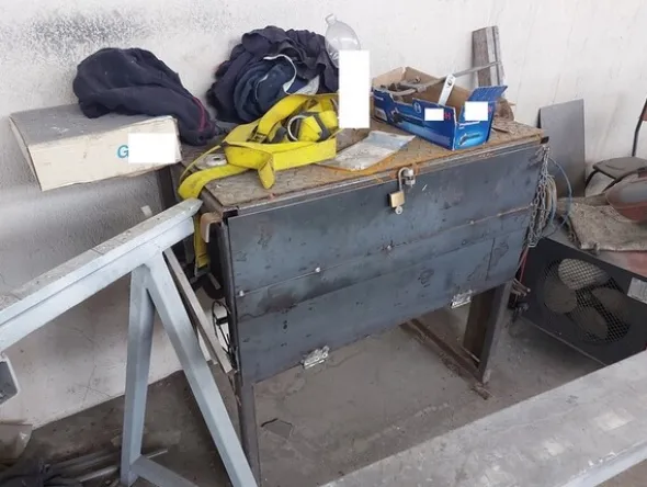 3#7049 Arredi e attrezzature per officina e ufficio