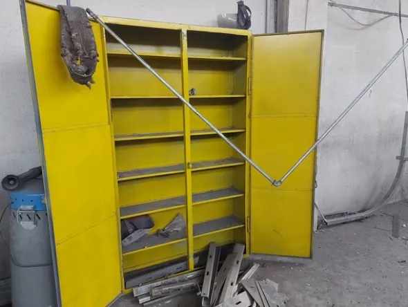 3#7049 Arredi e attrezzature per officina e ufficio
