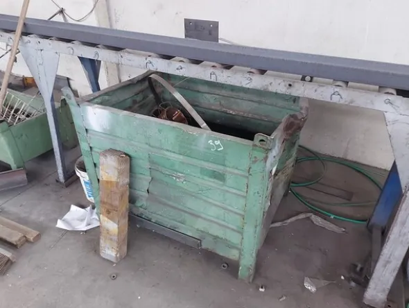 3#7049 Arredi e attrezzature per officina e ufficio