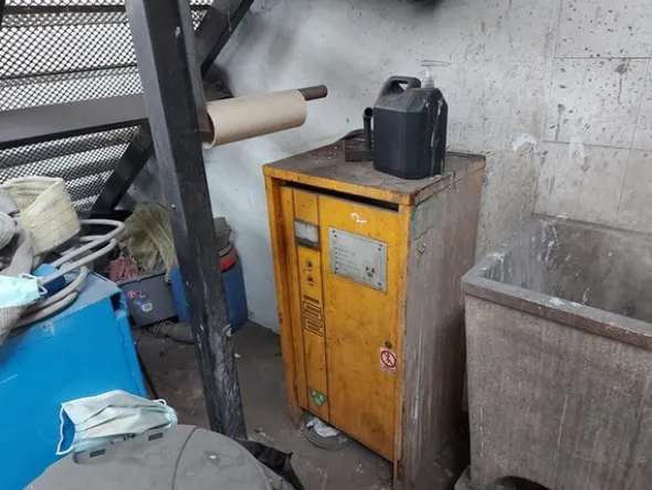3#7049 Arredi e attrezzature per officina e ufficio