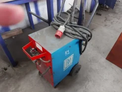 3#7049 Arredi e attrezzature per officina e ufficio