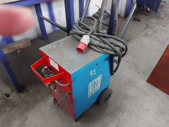 3#7049 Arredi e attrezzature per officina e ufficio