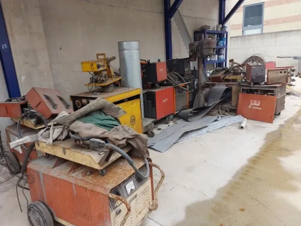 3#7049 Arredi e attrezzature per officina e ufficio