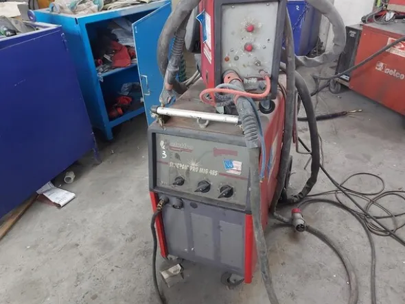 3#7049 Arredi e attrezzature per officina e ufficio