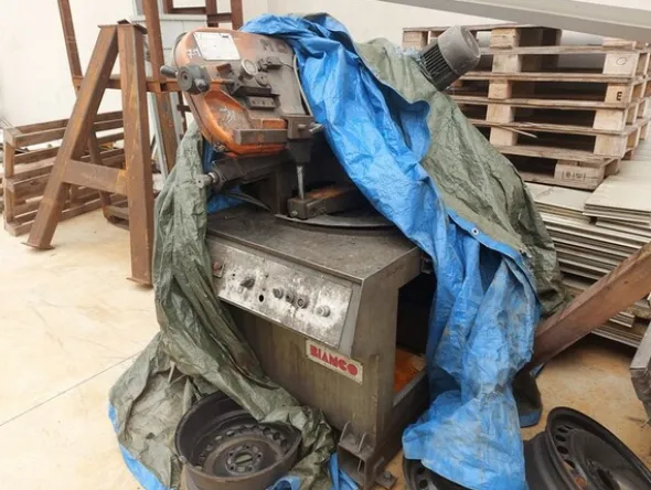 3#7049 Arredi e attrezzature per officina e ufficio