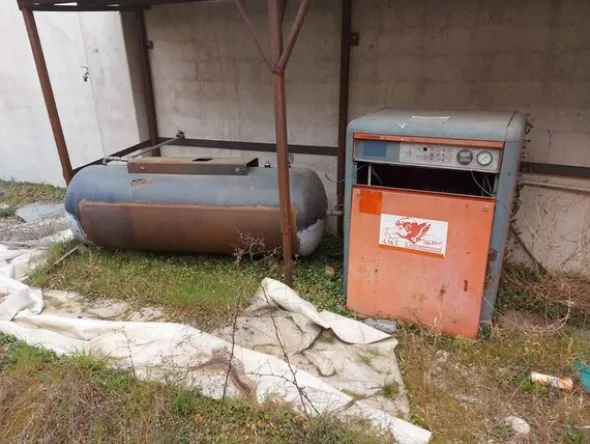 3#7049 Arredi e attrezzature per officina e ufficio