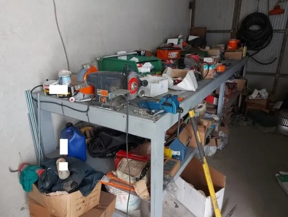 3#7049 Arredi e attrezzature per officina e ufficio