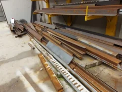 3#7049 Arredi e attrezzature per officina e ufficio