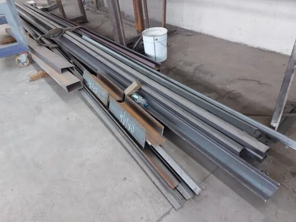 3#7049 Arredi e attrezzature per officina e ufficio