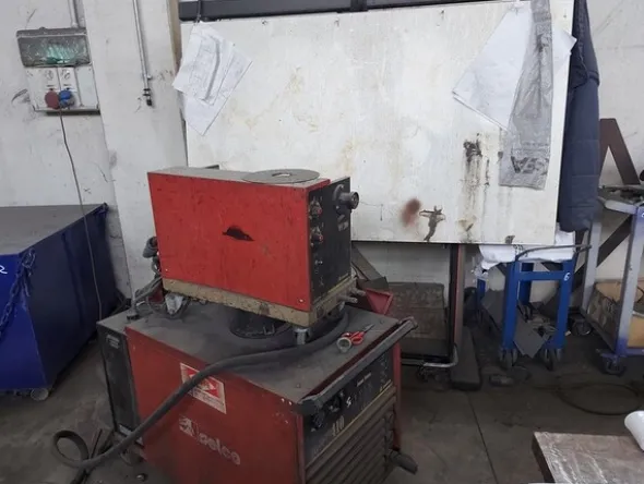 3#7049 Arredi e attrezzature per officina e ufficio
