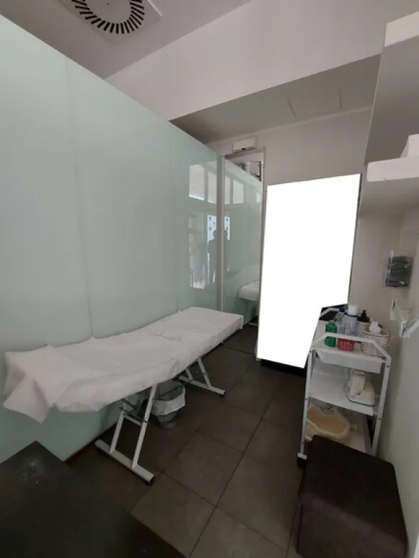1#7919 Arredi e attrezzature per trattamenti estetici