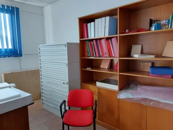 47#7341 Arredi ed attrezzatura ufficio