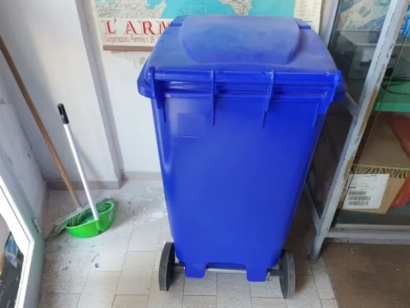 2#8425 Arredi ed attrezzature informatiche varie
