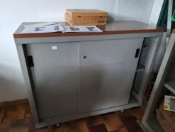 21#8242 Arredi e macchine elettroniche da ufficio.