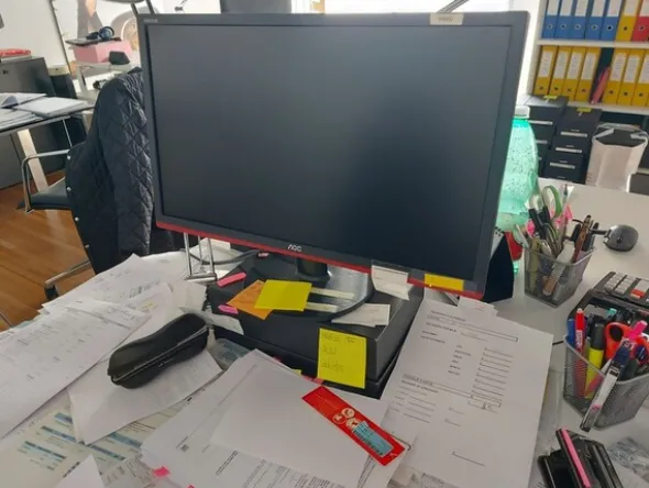 1#8119 Arredi per ufficio e negozio