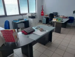 18#8076 Arredo da ufficio ed attrezzature elettroniche