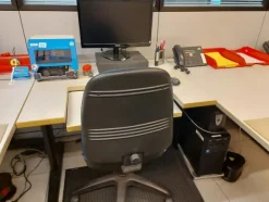 18#8076 Arredo da ufficio ed attrezzature elettroniche