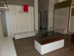 17#7897 Arredo e attrezzature negozio abbigliamento