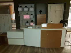 17#7897 Arredo e attrezzature negozio abbigliamento