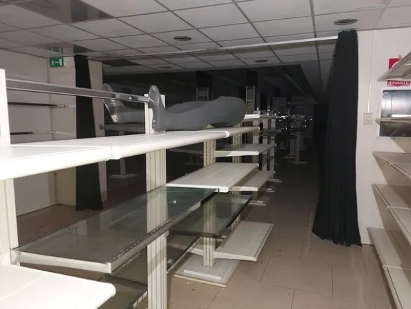 28#7897 Arredo e attrezzature negozio abbigliamento