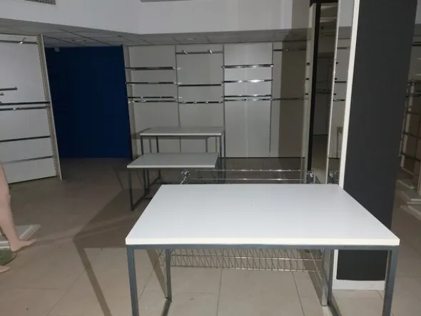 28#7897 Arredo e attrezzature negozio abbigliamento