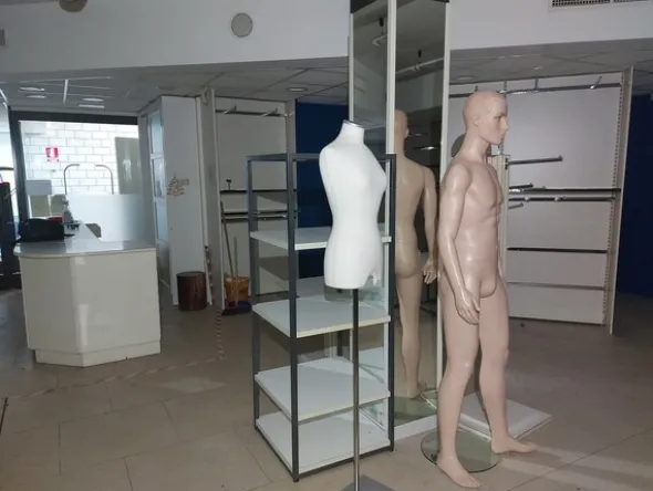 28#7897 Arredo e attrezzature negozio abbigliamento