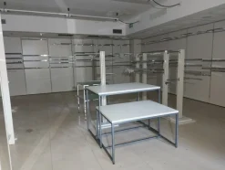 28#7897 Arredo e attrezzature negozio abbigliamento