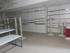 28#7897 Arredo e attrezzature negozio abbigliamento