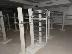 28#7897 Arredo e attrezzature negozio abbigliamento