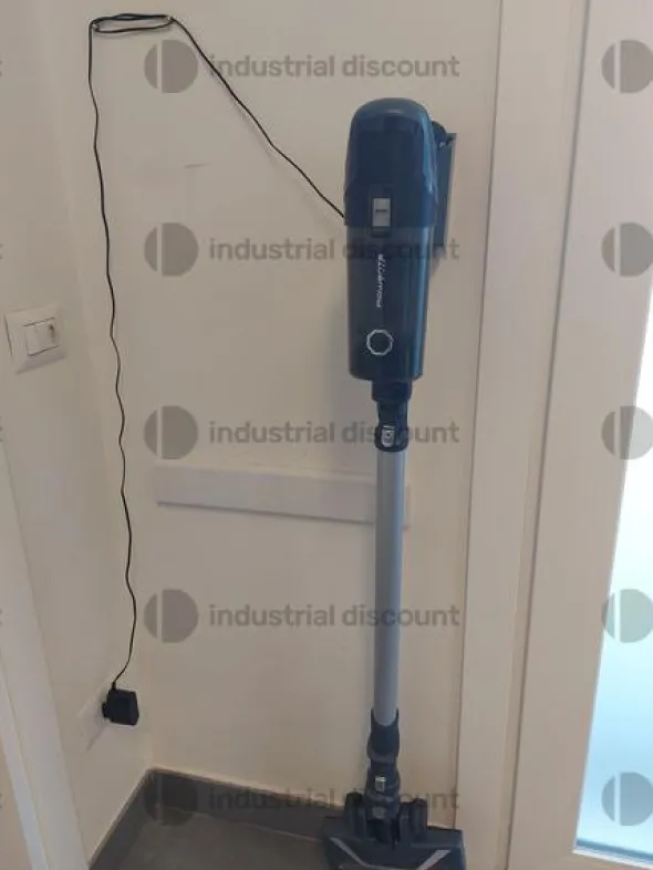 1#9148 Arredo ed attrezzature elettroniche