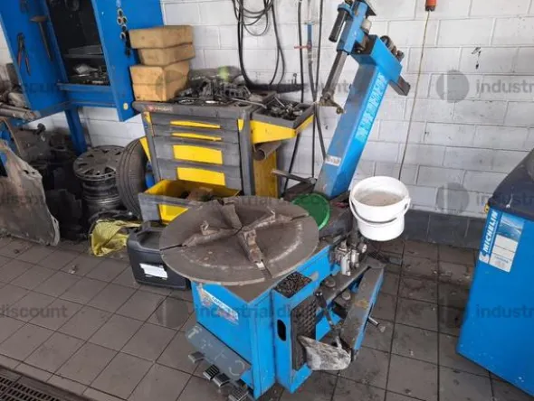 3#9630 Arredo uffici per officina e accettazione officina