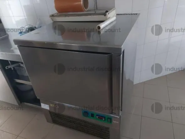 2#8982 Attrezzatura e cucina per attività di ristorazione
