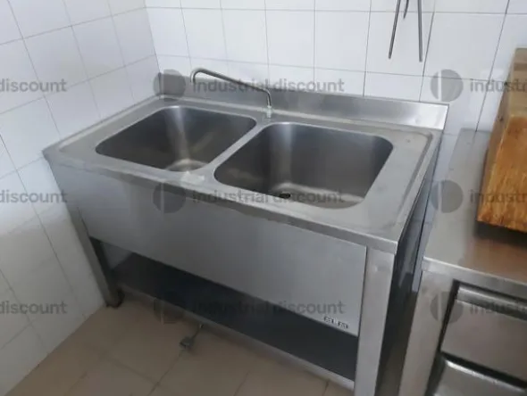 2#8982 Attrezzatura e cucina per attività di ristorazione