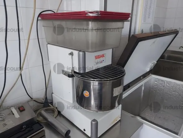 2#8982 Attrezzatura e cucina per attività di ristorazione