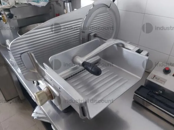 2#8982 Attrezzatura e cucina per attività di ristorazione