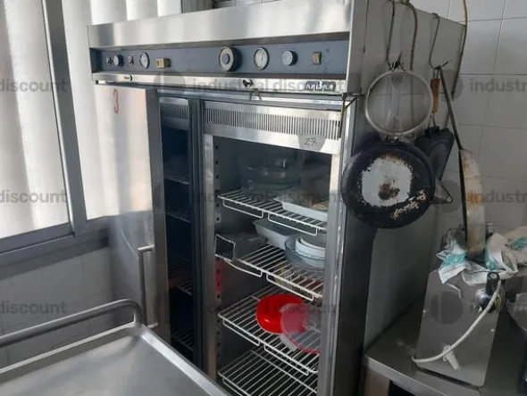 2#8982 Attrezzatura e cucina per attività di ristorazione