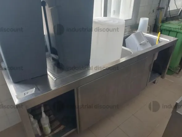 2#8982 Attrezzatura e cucina per attività di ristorazione