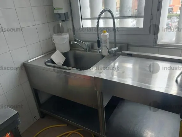 2#8982 Attrezzatura e cucina per attività di ristorazione