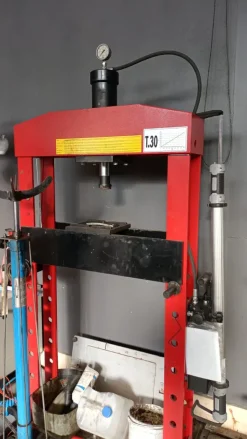 ATTREZZATURA OFFICINA GOMMISTA E REVISIONE AUTO