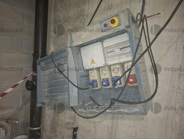 6#9897 Attrezzatura varia da cantiere, materialeda elettricista ed arredo spogliatoio