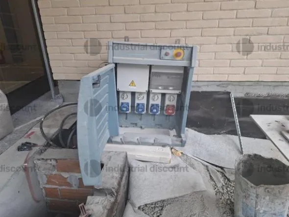 6#9897 Attrezzatura varia da cantiere, materialeda elettricista ed arredo spogliatoio